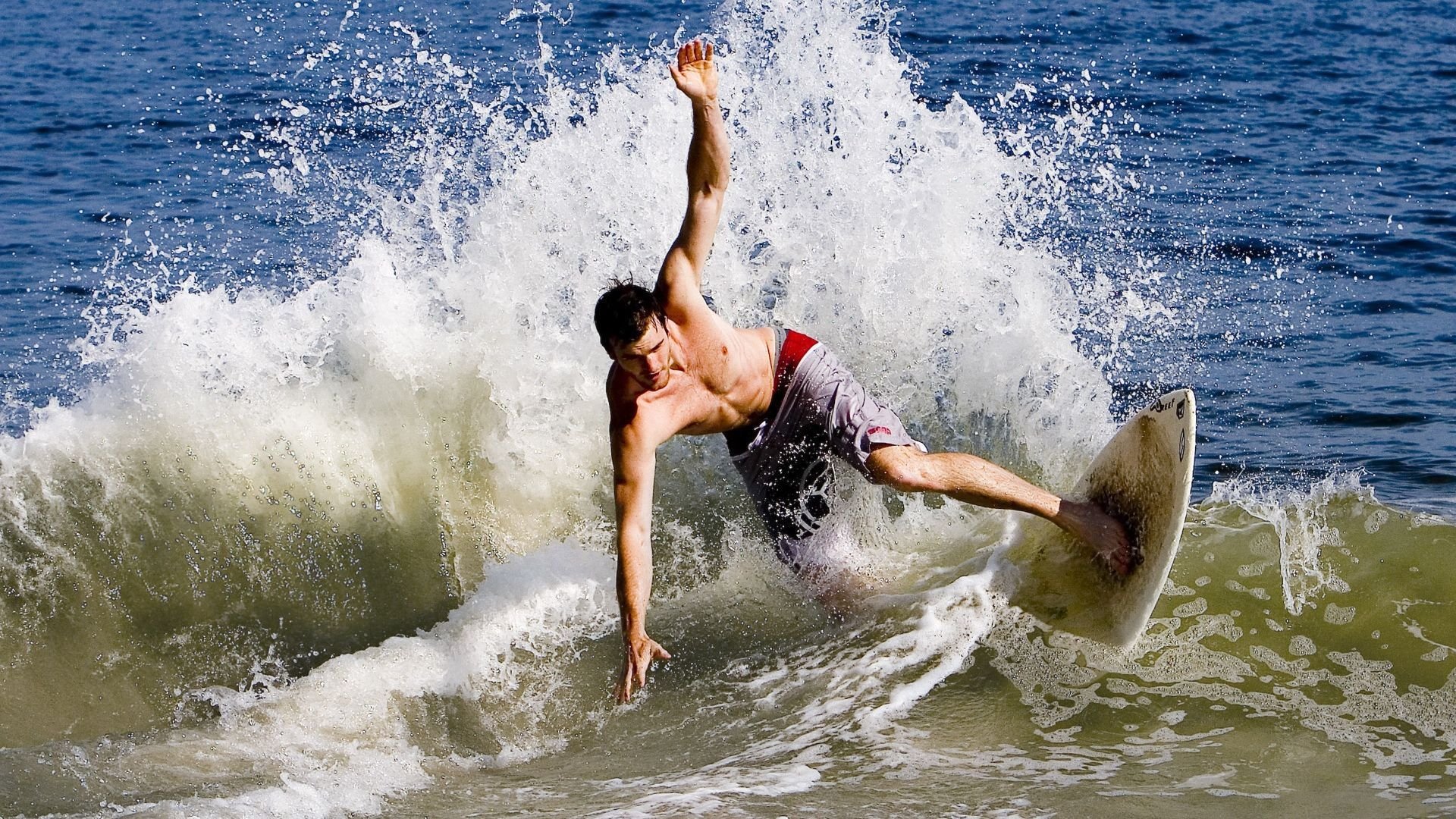 京华鏖战，王哲林火热状态点燃五棵松，北京队力克公牛