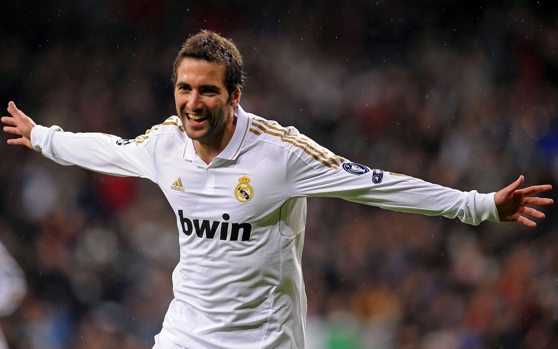 赛道上的红色风暴，阿隆索驾驭法拉利轻取红牛，展现绝对统治力